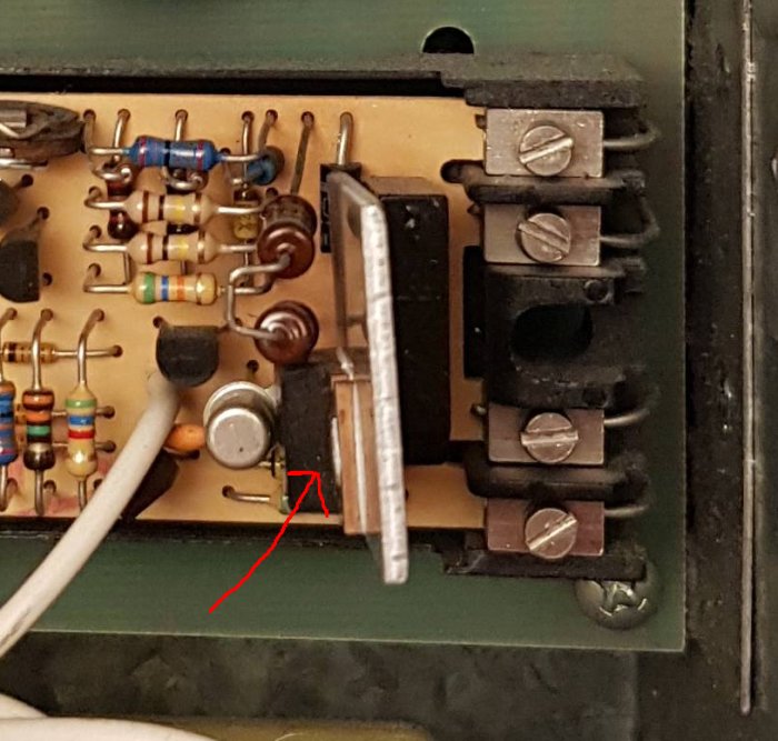 Triac monterad på en kylfläns av aluminiumplåt inuti en elektronisk apparat.