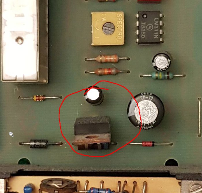 Elektronikkort med en inringad potentiell spänningsregulator och olika komponenter.