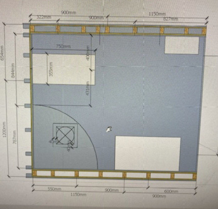 Ritning av ett byggprojekt med mått och layout för rummet inklusive möblering.