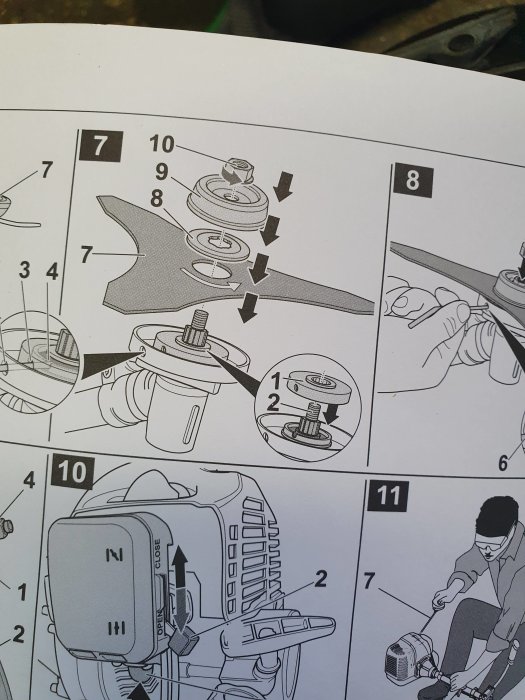 Sida ur en instruktionsbok som visar montering av delar på en röjsåg, med fokus på en otydlig illustration av stödkoppen.