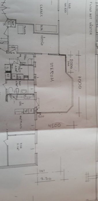 Ritning av en husplan med måttangivelser för ett tilltänkt uterum/planerad vinterträdgård.