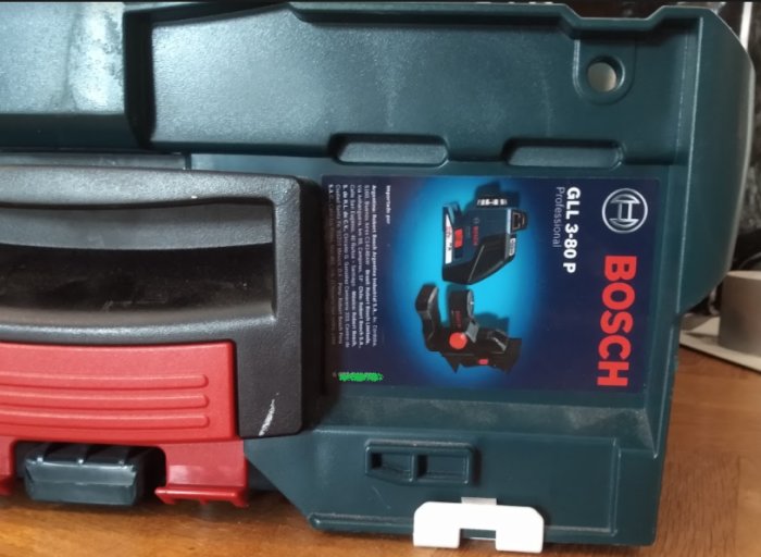 Bosch L-boxx med en produktdekal visande verktyg och modellnummer på kanten av boxen.