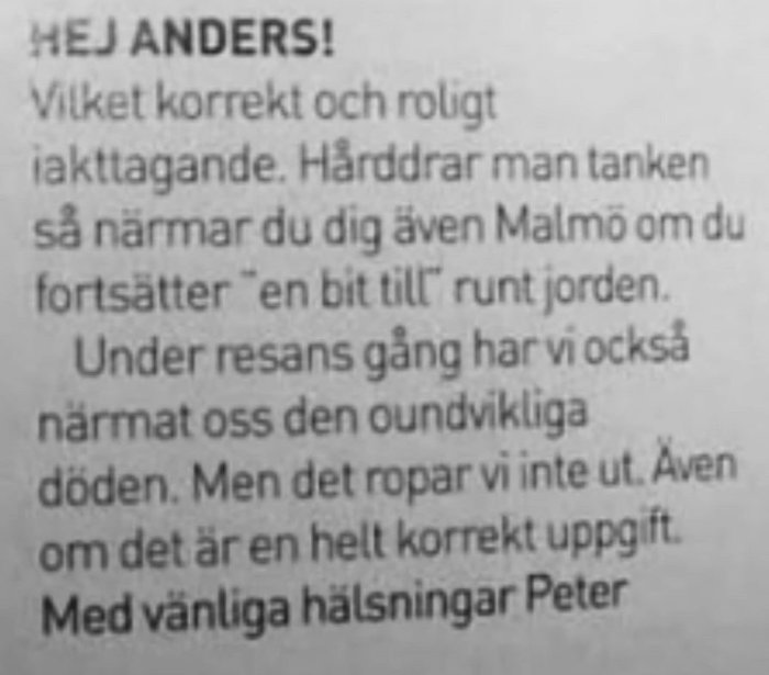 Suddig bild av ett tryckt meddelande med texten "HEJ ANDERS! Vilket korrekt och roligt iakttagande..." som skämtsamt svarar på en observation.