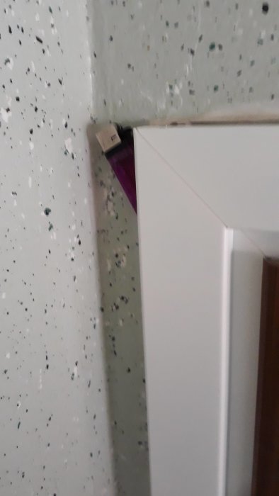 Glapp mellan dörrkarm och vägg där man kan stoppa in en tändare, indikerar dålig montering.