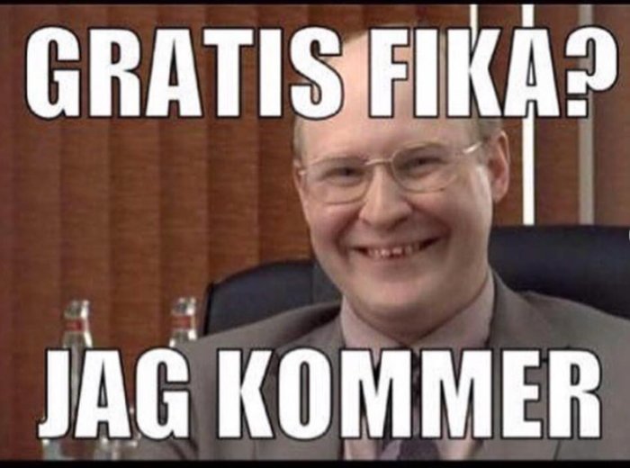 Leende man med texten "GRATIS FIKA? JAG KOMMER" som illustrerar entusiasm för gratis saker.