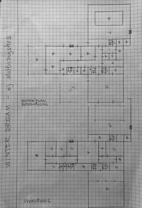 Handritad skiss av en husplan med markeringar på rutat papper.