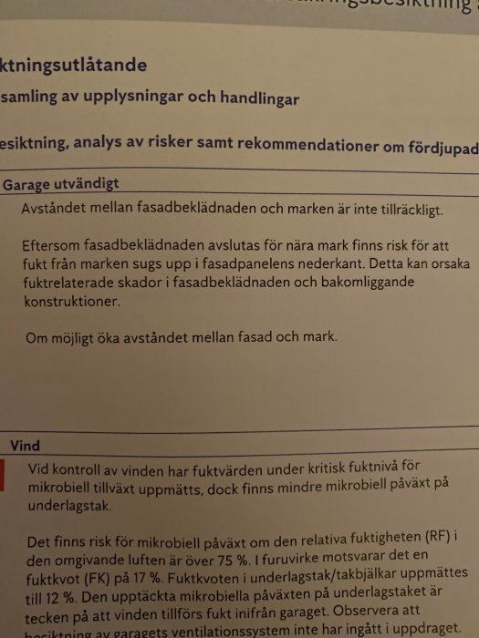 Dokument som beskriver en byggteknisk utvärdering av fuktrisker i en fasad och vind utifrån ett inspektionsutlåtande.