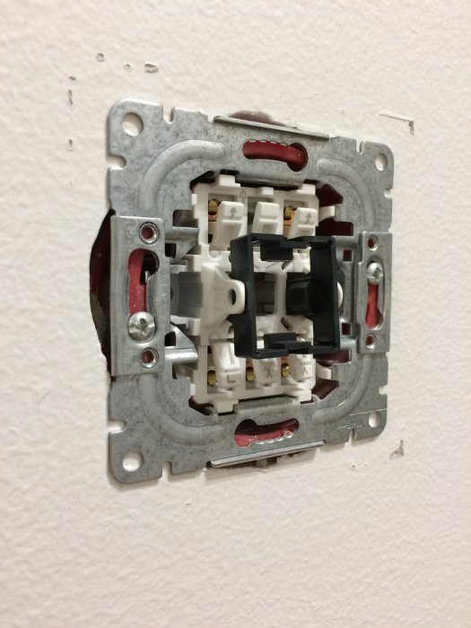 Öppen elinstallation med ABB Impressivo-ram och kopplingar, förfrågan om att installera dimmer.