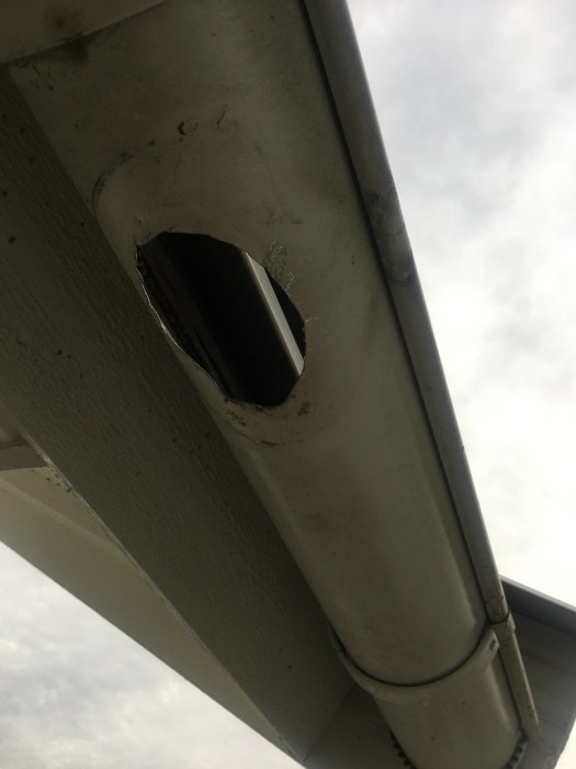 Uppvidgad öppning i en hängränna där den möter ett stuprör för att förhindra lövproppar.