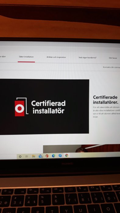 Skärmbild av en webbsida om "Certifierad installatör" på en laptop.