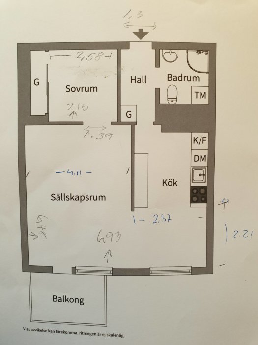 Planlösning av en lägenhet med handskrivna mått, inkluderar sovrum, kök, badrum, sällskapsrum och balkong.