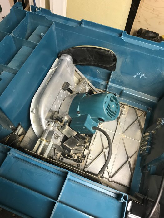 Använd Makita 2704 klyvsåg med höj- och sänkbart underrede och hjul, tecken på slitage, ligger i blå låda.
