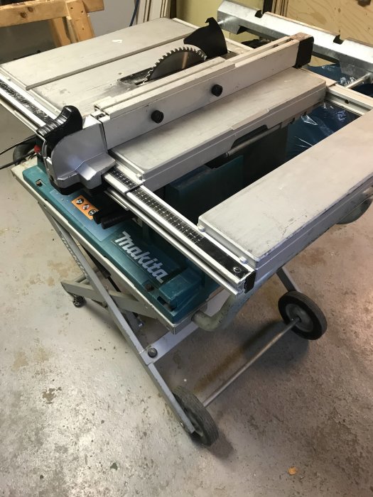 Använd Makita 2704 klyvsåg på höj- och sänkbart underrede med hjul, synliga användningsspår.