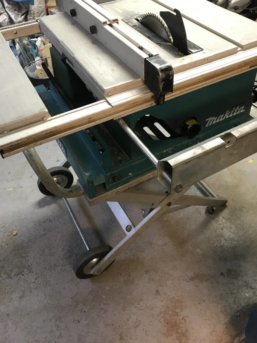 Makita 2704 klyvsåg på mobilt underrede, visas i använt skick med sågskydd uppe.
