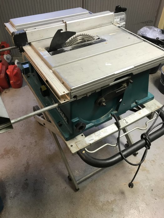 Begagnad Makita 2704 klyvsåg på höj/sänkbart underrede med hjul, synliga användarspår, säljes som beskrivet.
