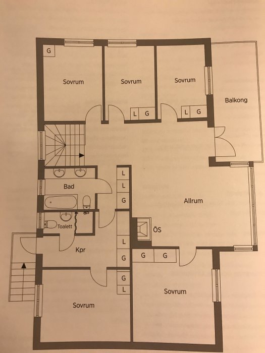 Planlösning av ett tvåplanshus med markeringar av sovrum, bad, allrum och balkong.