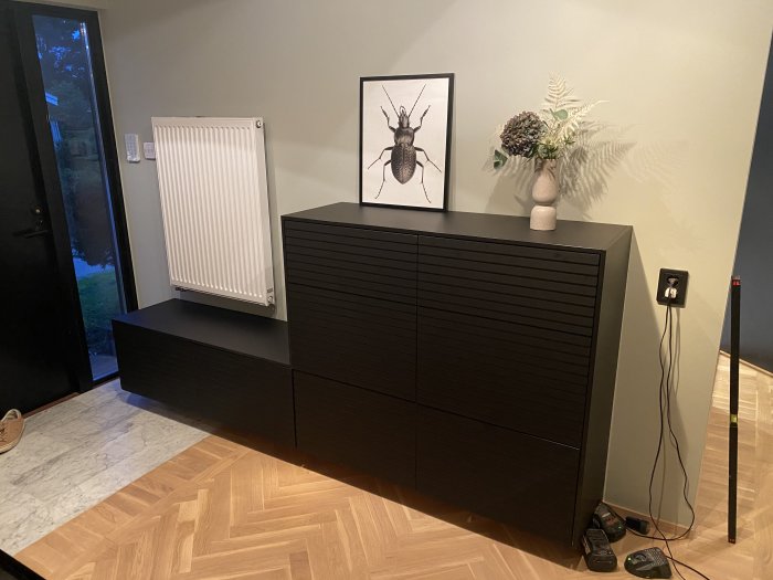 Nyinstallerad IKEA Bestå förvaring med Stockviken luckor och Metod Kungsbacka täcksidor i en hall, intill en radiator.