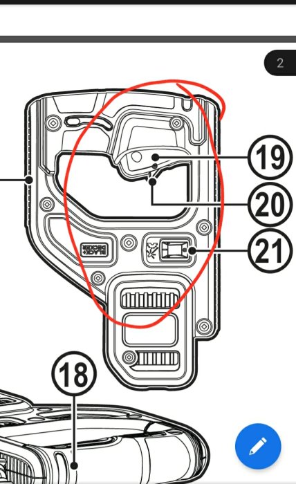 Svartvit illustration av en såg med fokus på handtagets interna delar, markerade med röd cirkel för att visa likheter med Dewalt-modell.