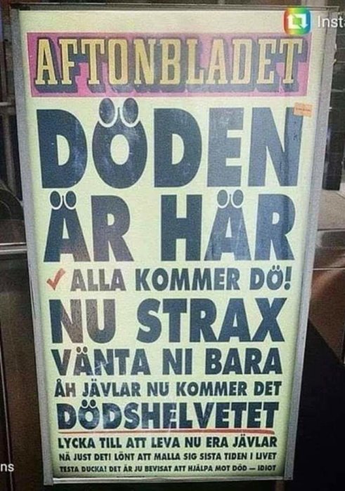 Förstorad bild av en tidningsrubrik med stora bokstäver som ironiskt parodierar alarmistiska nyhetsrubriker.