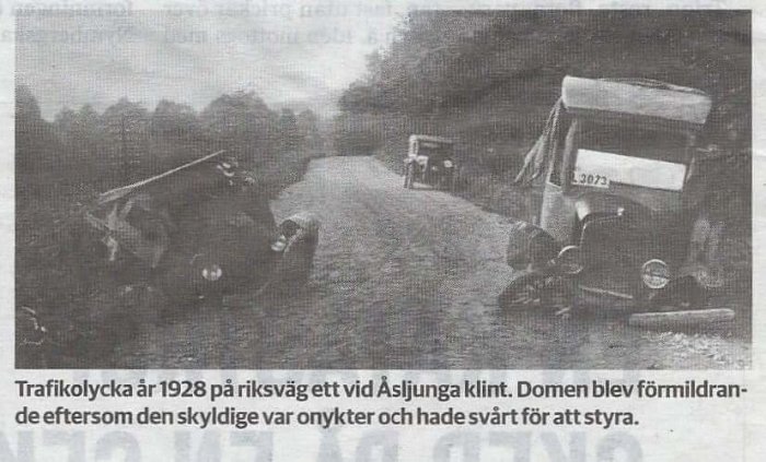 Svartvit bild av en bilolycka från 1928 där en bil ligger i diket och en annan är skadad på vägen.