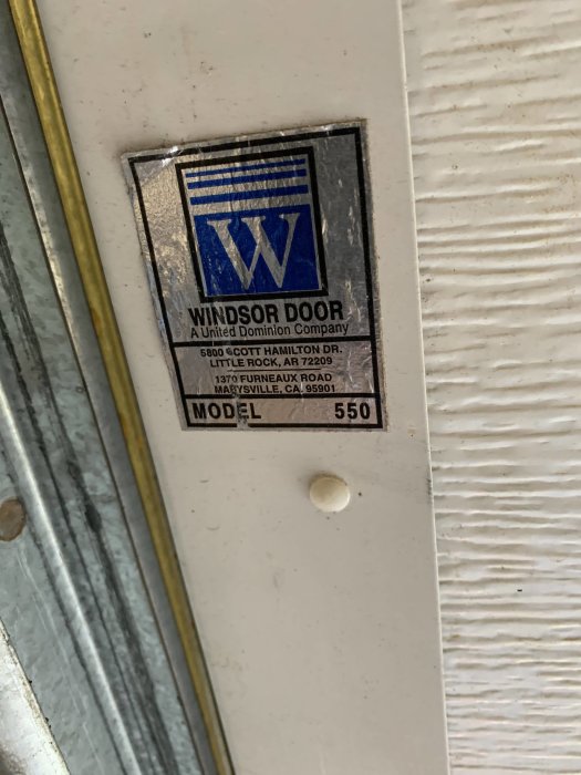 Märkesetikett på en garagedörr med "Windsor Door" logotyp och modellnummer 550.