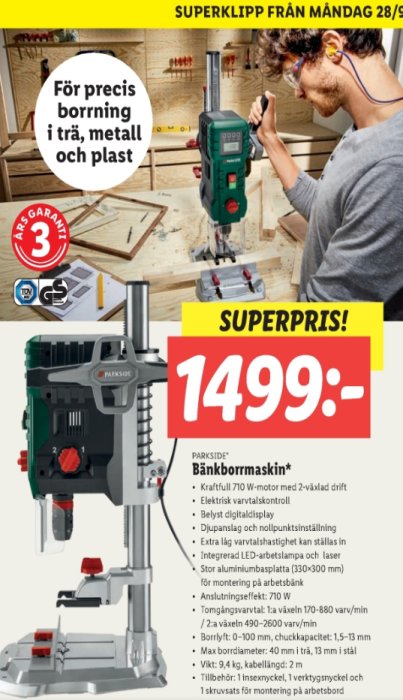 Reklambild för en PARKSIDE pelarborrmaskin på erbjudande för 1499 kronor, används av en person i en verkstad.