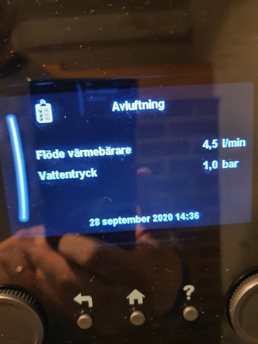 Digital display visar ett avluftningsprogram med flöde och tryckvärden för en värmekrets, datum och klockslag syns också.