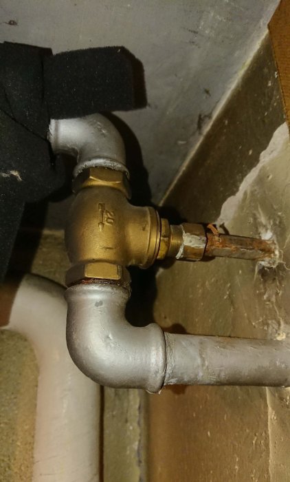 En vattenutkastare med en uppåtvänd kran och en genomgående ledning som är kopplad till en vägg.