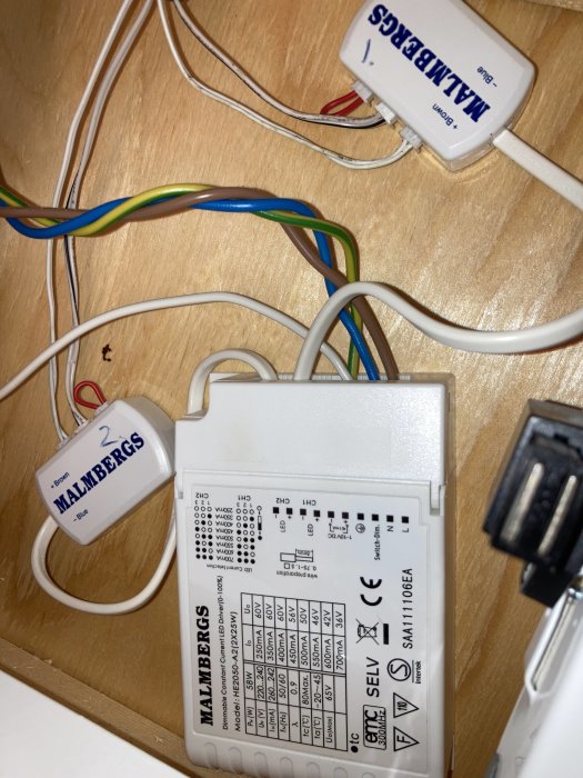 Elkopplingslåda och transformatorer för belysning med synliga kablar och installationsanvisningar.