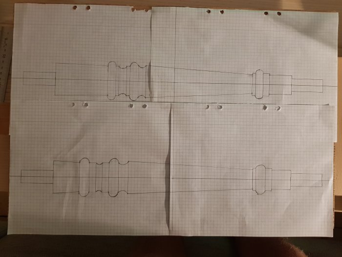 Handritad skiss av förlängda ben till sittbänkar på rutigt papper.