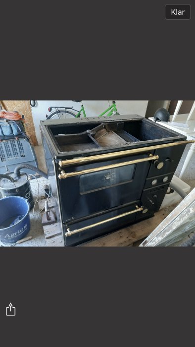 Kökspanna med borttagen spishäll, visar öppet eldstadsutrymme och vattenmantel.