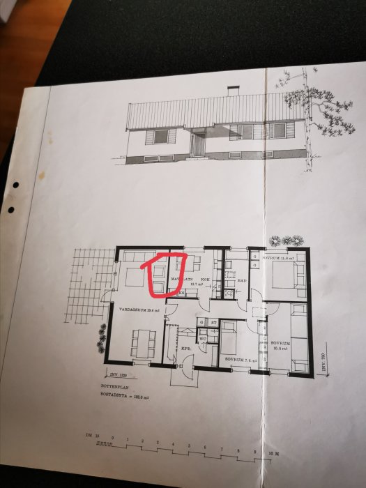 Ritning av hus med markerad vägg i rött som en potentiellt bärande konstruktion.