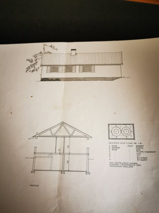 Arkitektritning av en byggnad i sektion, med måttangivelser och en markering av en vägg.