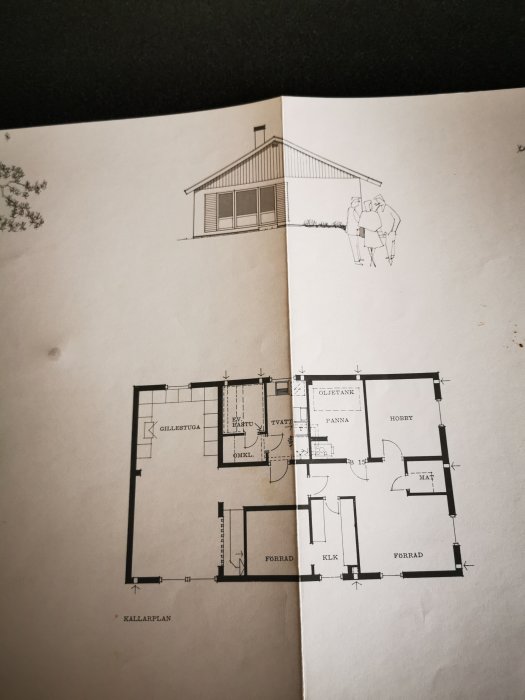 Ritning av källarplan med markerad vägg i rött, husets fasad och besökare på en ritning från 70-talet.