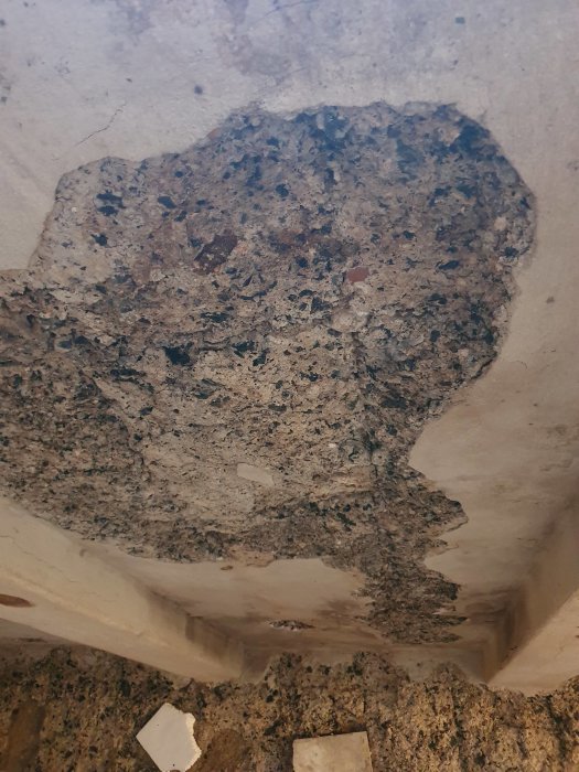 Lagad betongyta med frigolit och c-bruk, inga sprickor synliga, ser stabil ut.