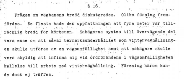 Fotografi av ett utdrag ur ett gammalt protokoll från 1943 diskuterande vägbanans rekommenderade bredd.