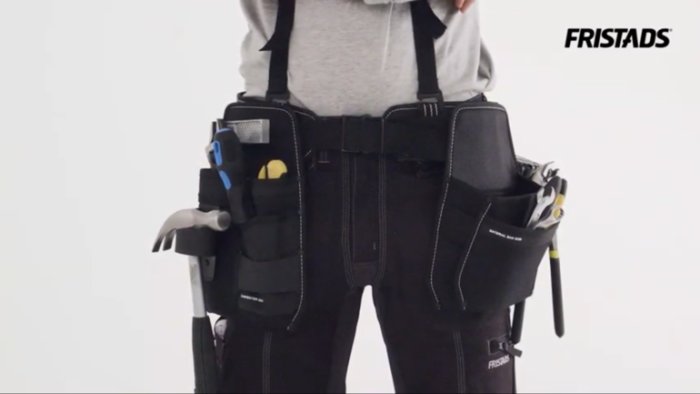 Person iklädd byggbyxor från Fristads med verktygshängare och diverse verktyg.