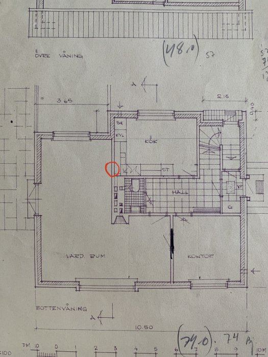 Planritning av en bostad med markerad vägg i köket som planeras att rivas, visar relation till takstolar.
