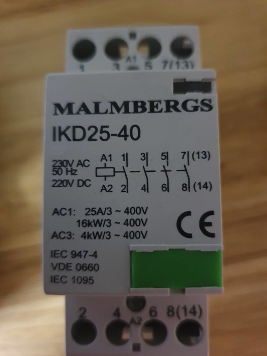 Närbild av en Malmbergs kontaktor KD25-40 som visar tekniska specifikationer och märkningar.