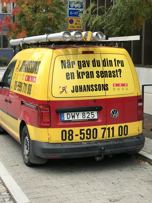 Gul rörmokarbuss med texten "När gav du din fru en kran senast?" och företagsinfo.