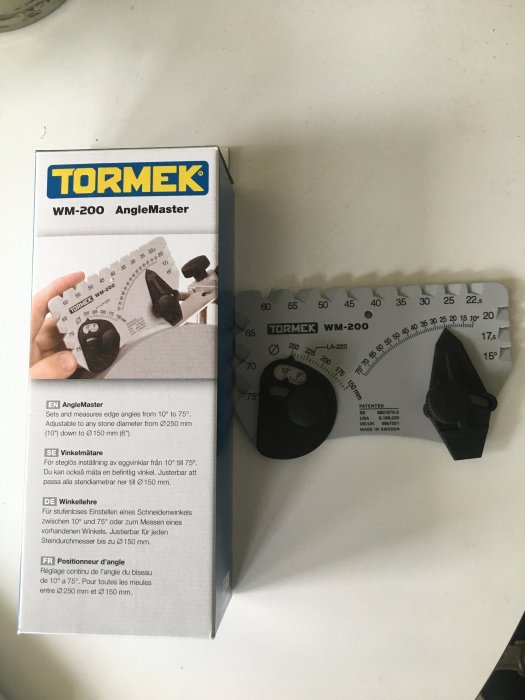Ny Tormek WM-200 AngleMaster vinkelmätare och förpackning på bord.