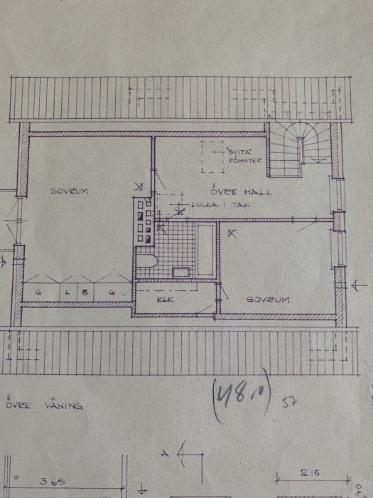 Gammal arkitektritning över en övervåning med sovrum, vardagsrum, övre hall och trappa.