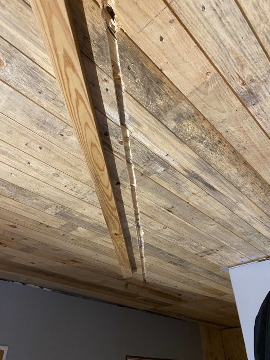 Fräst spår i träbjälklag för installation av nytt innertak.