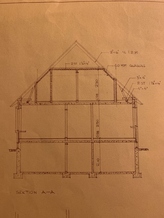 Sektionsritning av hus med måttangivelser och detaljer för byggkonstruktionen.