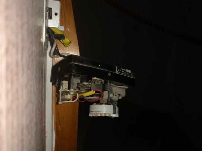 Termostat öppnad visar anslutna kablar och märkningar för installation.