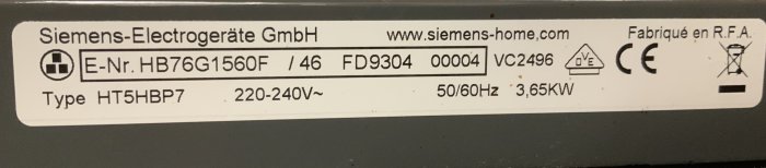 Typskylt på Siemens ugn med modellbeteckning HB76G1560S och tillverkningsinformation.