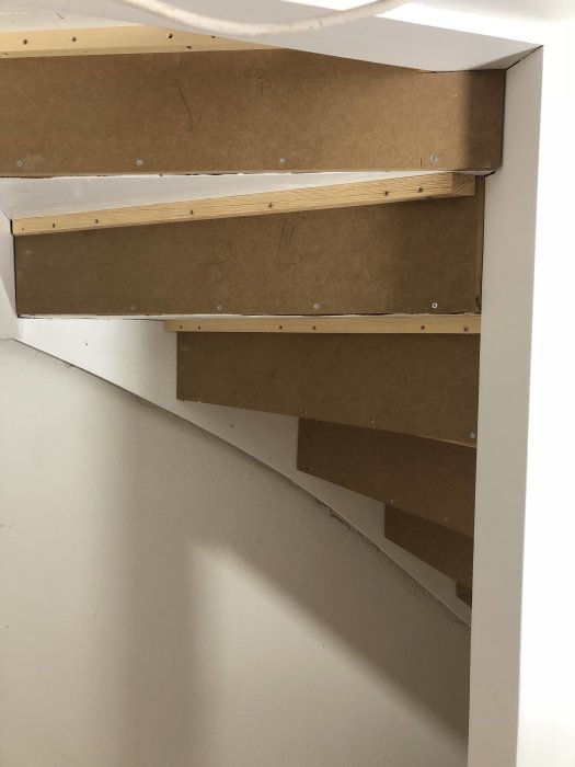 Ombyggnad av öppen trappa till stängd trappa med monterade sättsteg i källaren.