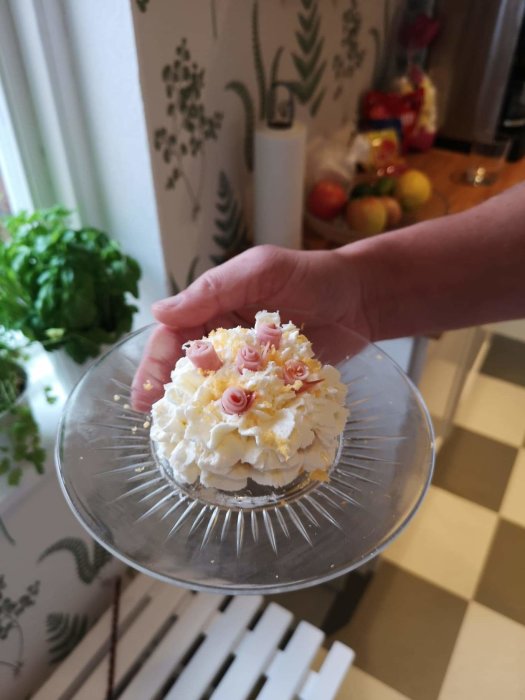 Hembakad tårta med grädde, skinka, och parmesan, dekorerad med skinkrosor och krossade ostbågar.