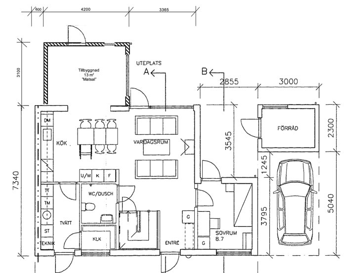 Arkitektritning av ett hus med utsatta mått för rummen och inredning som bil och möbler.