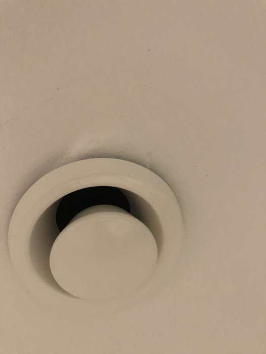 Ventilationsutlopp i tak med en synlig bubbla i målarfärgen som antyder möjlig fukt.
